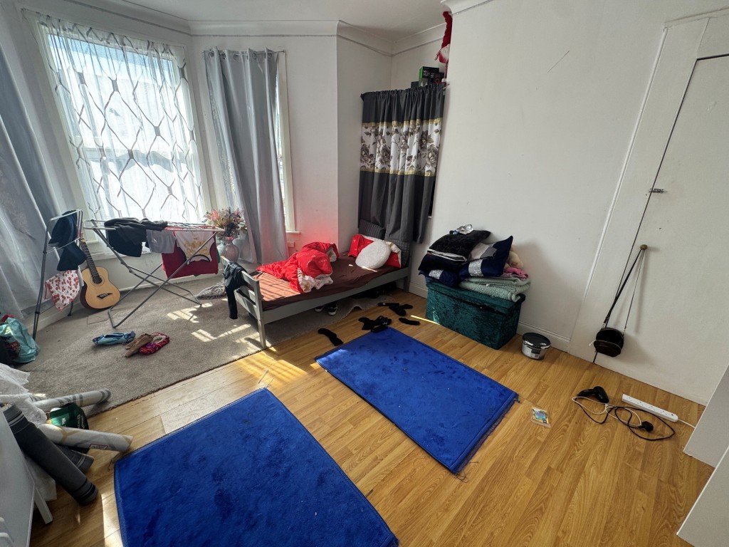 Lot: 72 - FREEHOLD BLOCK OF FOUR FLATS - Flat 3 - Bedroom